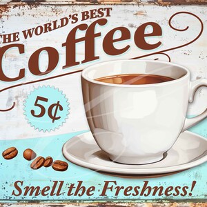 Puede incluir: Un letrero de metal de estilo vintage que anuncia café. El letrero presenta una taza de café blanca con café marrón en un platillo, un fondo azul y blanco, y el texto "The World's Best Coffee 5¢ Smell the Freshness!"