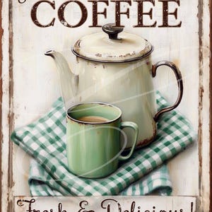 Può includere: Un cartello in stile vintage che pubblicizza il caffè caldo. Il cartello presenta una teiera di smalto bianco con un coperchio nero e una tazza di smalto verde piena di caffè. La teiera e la tazza sono appoggiate su una tovaglia a quadri verde e bianca. Il cartello recita "Hot Coffee Fresh & Delicious!"
