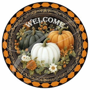 Könnte beinhalten: Runder Halloween-Dekoschild mit dem Wort "WELCOME" oben. Das Schild zeigt drei Kürbisse in Weiß, Orange und Grün, umgeben von Blumen und Blättern. Der Rand ist schwarz und orange.
