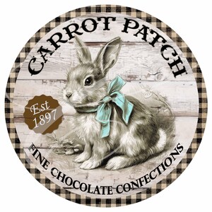 Puede incluir: Gráfico redondo con una ilustración vintage de un conejo con un lazo azul. El texto "Carrot Patch Fine Chocolate Confections" y "Est 1897" se muestran alrededor del conejo, sobre un fondo de madera con un borde a cuadros blanco y negro.