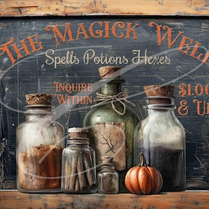 Könnte beinhalten: Ein Vintage-Schild aus Schiefer mit dem Text "The Magick Well Spells Potions Heres Inquire Within 1,00 € & Up". Das Schild ist mit verschiedenen Glasflaschen gefüllt mit verschiedenen farbigen Flüssigkeiten und einem kleinen orangefarbenen Kürbis verziert.