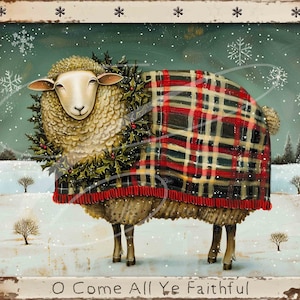 Puede incluir: Una oveja blanca con una manta de cuadros rojos y negros y una corona de acebo verde alrededor del cuello. La oveja está de pie en un campo nevado con dos árboles pequeños en el fondo. El texto "O Come All Ye Faithful" está escrito en la parte inferior de la imagen.