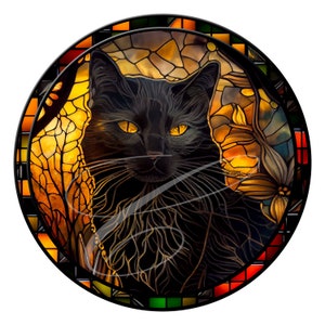 Könnte beinhalten: Eine schwarze Katze mit gelben Augen sitzt in einem Buntglasfenster mit orange, gelben und grünen Farben.