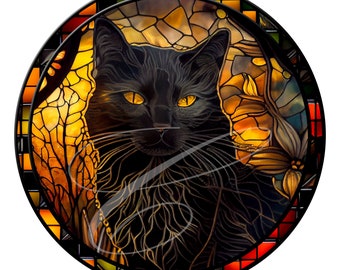 Puede incluir: Un gato negro con ojos amarillos sentado en una ventana de vitral con colores naranja, amarillo y verde.