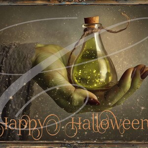 Könnte beinhalten: Eine grüne Hand hält eine Glasflasche mit einer leuchtenden grünen Flüssigkeit. Die Flasche hat einen Korken und ist mit Schnur gebunden. Die Worte "Happy Halloween" sind in orangefarbener Schrift geschrieben.