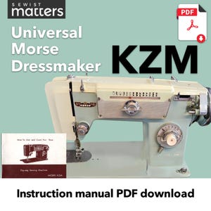 Peut inclure: Une machine à coudre turquoise Universal Morse KZM Dressmaker avec un dessus blanc et un bouton de téléchargement PDF du manuel d'instructions noir. La machine à coudre a un cadran blanc avec des chiffres noirs et un manuel d'instructions noir et blanc avec le texte "How To Use and Care For Your Zig-zag Sewing Machine MODEL KZM".