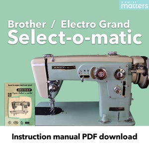 Könnte beinhalten: Eine vintage hellblaue Brother Electro Grand Select-o-matic Nähmaschine mit weißer Oberseite und silbernen Akzenten. Die Maschine steht auf einem Tisch mit einem Handbuch für die Maschine daneben. Das Handbuch trägt den Titel "How to enjoy and use your Brother Super Select-o-matic".