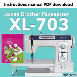 Op de afbeelding: Een witte Jones Brother Pacesetter XL-703 naaimachine met een blauwe bovenkant en een zwart voetpedaal. De machine staat op een houten tafel. De afbeelding bevat ook een vintage naaimachinehandleiding.