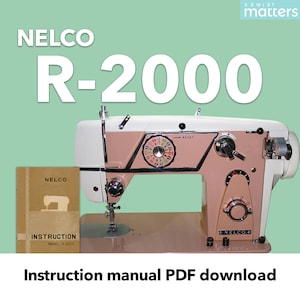 Puede incluir: Una máquina de coser vintage de color rosa y blanco con un manual de instrucciones marrón. La máquina está etiquetada como "NELCO R-2000".