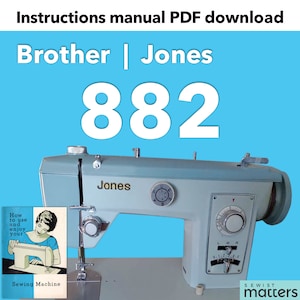Op de afbeelding: Een lichtblauwe Brother Jones 882 naaimachine met een wit label aan de voorkant met de tekst "Jones". De machine heeft een witte wijzerplaat aan de rechterkant met de letters "L", "M" en "R" en de nummers 0 tot en met 4,5. De machine staat op een wit oppervlak. De afbeelding bevat ook een klein boekje met de tekst "How to use and enjoy your Sewing Machine".