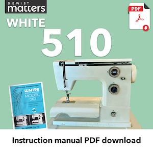 Puede incluir: Máquina de coser blanca modelo 510 con cuerpo de plástico blanco y panel de control negro. La máquina está sobre una superficie blanca con una regla. La imagen también incluye un manual de instrucciones vintage para la máquina de coser.
