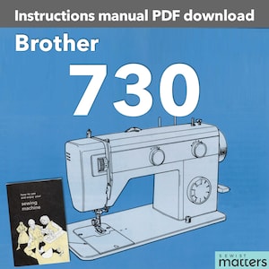 Op de afbeelding: Een blauwe en witte illustratie van een Brother 730 naaimachine. De afbeelding bevat een klein zwart-wit boekje met de titel "Hoe u uw naaimachine gebruikt en ervan geniet".