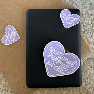 apoyo emocional kindle / púrpura + blanco // pegatina Kindle, pegatina Kobo, pegatina de computadora, pegatina de computadora portátil, regalos de lector, amantes de los libros