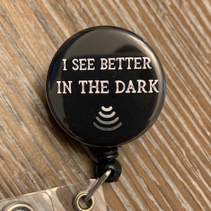 NEGRO: I See Better In The Dark Badge Reel, Radiología, Radiólogo, Cardiólogo, Ecografista regalo Rdms Dms Rvt RDCS