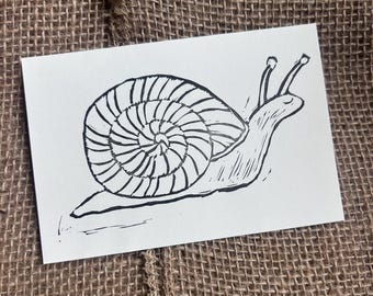 Grabado original en linóleo de un caracol, pequeño cuadro de naturaleza para pared, ilustración estilo cottagecore (3,75 x 5,5 pulgadas)