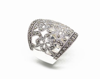 Anillo de plata de ley con piedras de marcasita