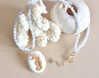 Pierre peinte à la main - Bijoux de plage - Bijoux nautiques - pendentif/collier, collier de perles d'agate bleue naturelle, hippocampe