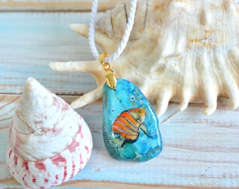 Pierre peinte à la main - Bijoux de plage - Bijoux nautiques - pendentif/collier, poisson, poisson rouge, peint sur jaspe bleu naturel