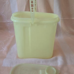 Vintage Tupperware 587-10, 2 liter, 8 koppar, juicebehållare, lock 510-32, täckt pip och handtag, ljus citrongul plast, 8"H