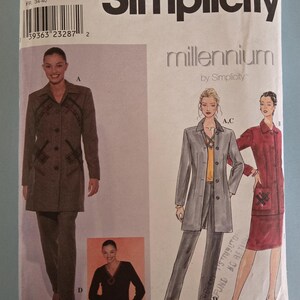 Può includere: Modello Simplicity 8846 per le taglie 6, 8, 10 e 12. Il modello include istruzioni per realizzare una giacca a maniche lunghe con chiusura a bottoni, una maglia a maniche lunghe e un pantalone. Il modello fa parte della collezione Simplicity Millennium.