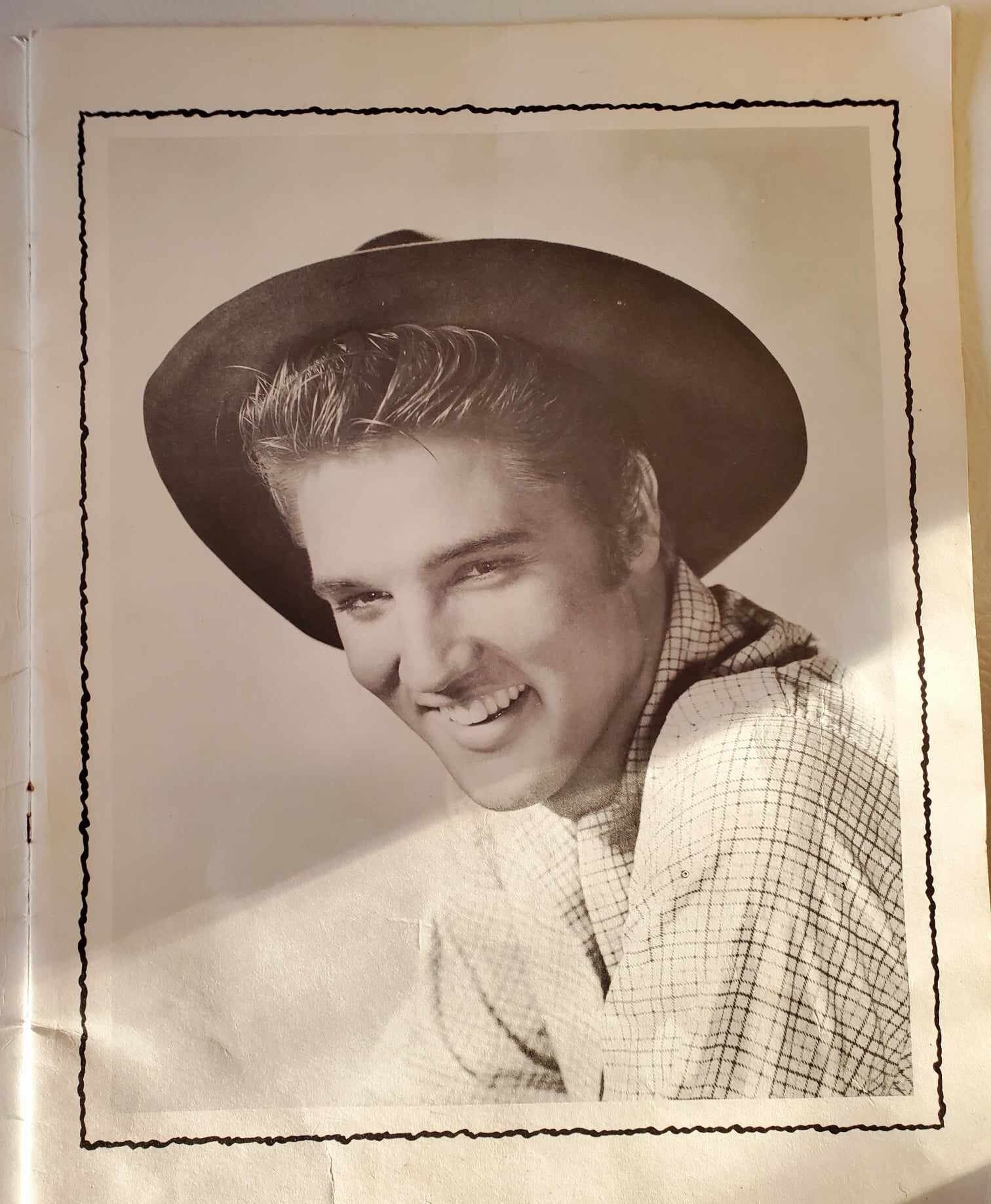 エルヴィス プレスリー記念写真アルバム 1956 には、12 ページの