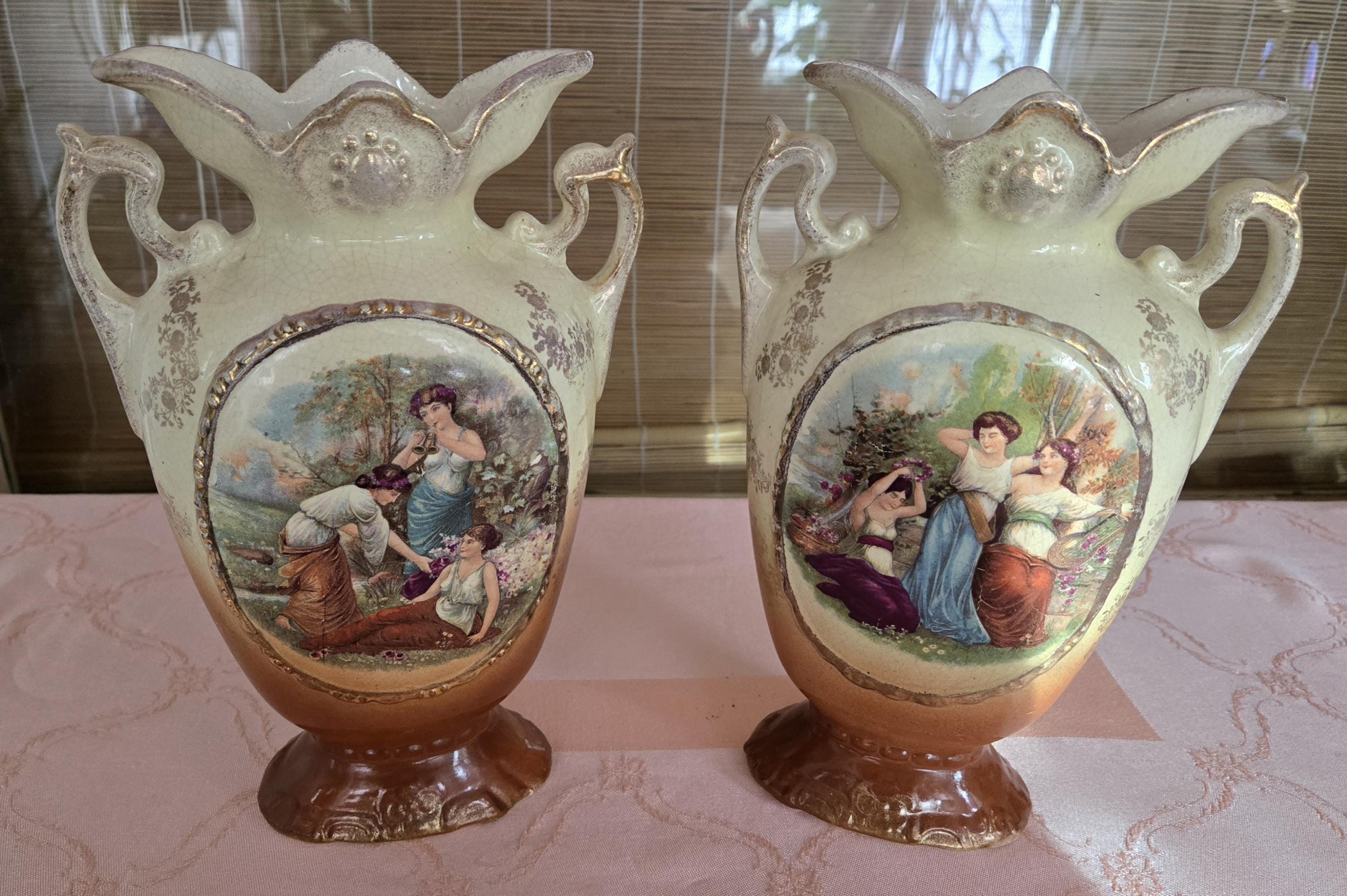 106 の刻印がある、壷のような大きな磁器の花瓶のペア。イギリス製。高