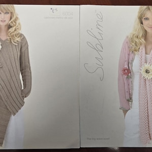 Puede incluir: Dos libros de patrones de tejido con la palabra "Sublime" en la portada. El libro de la izquierda presenta una modelo con un cárdigan marrón con un broche de flor blanca. El libro de la derecha presenta una modelo con un cárdigan rosa con un broche de flor blanca y una larga bufanda rosa.