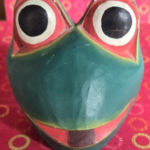 Pode incluir: Um conjunto de três canecas de cerâmica com acabamento salpicado e fosco. As canecas são em tons de creme, cinza claro e cinza escuro. Cada caneca tem um design simples e minimalista e uma alça arredondada.