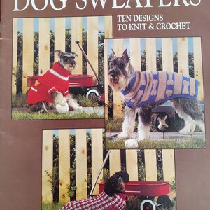 Ulotka Leisure Arts Dog Sweaters 934 autorstwa Carol Carvalho 10 wzorów do robienia na drutach i szydełkowania 18 stron z kolorowymi zdjęciami z 1990 r.