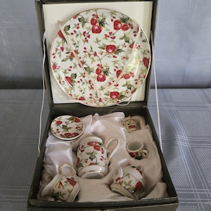 Ace Gift Collection Royal Elfreda mini teservis tekanna, gräddkanna, socker, 2 koppar och fat, 18 cm tallrik