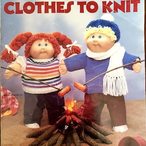 Ulotka z 1985 r. ze wzorami do robienia na drutach Leisure Arts 368, ubrania dla 16-calowych miękkich lalek rzeźbiarskich, np. Cabbage Patch Kids, projekty Bobbie Graham