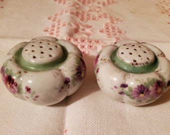 Antique unmarked handpainted china salt & pepper shakers pumpkin shaped cork stopper (1 missing) decorated with aster like flowers