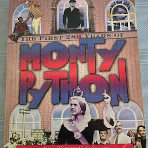 Monty Python: I primi 280 anni, edizione riveduta, 424 pagine, brossura