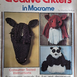 Puede incluir: Una portada de libro para un proyecto de artesanía de macramé que presenta tres diseños de animales de macramé: un caballo, un zorro y un panda. El título del libro es "Creative Critters in Macrame" de Martha Holton. La portada del libro también incluye el texto "Consumer Tested Instructions" y "8 animales de macramé para la diversión y la decoración. Diseños tridimensionales. Diagramas de anudado. Fotografías a todo color."