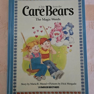 Puede incluir: Un libro azul con una portada que presenta el logotipo de Care Bears y el título "The Magic Words". La portada también muestra una ilustración de dibujos animados de dos niños en un columpio con un Care Bear flotando sobre ellos.