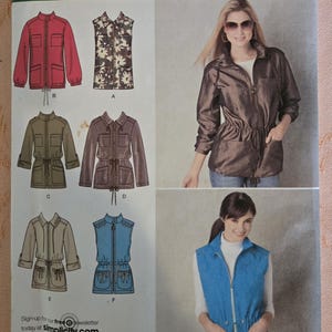 Peut inclure: Patron de couture Simplicity 2153 avec des modèles de vestes et de gilets. Le patron comprend des illustrations d'une veste rouge, d'un gilet floral, d'une veste marron, d'une veste beige et d'un gilet bleu. La taille du patron est H5 6, 8, 10, 12, 14.
