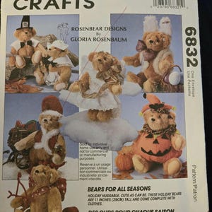 Puede incluir: Un patrón de McCall's Crafts para osos de peluche de temporada, con diseños para varias festividades. Los osos miden 29 cm de alto y vienen con ropa. Los diseños incluyen un peregrino, ángel, conejito, Papá Noel, Cupido y oso calabaza.