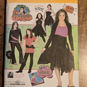 Pode incluir: Padrão de costura Simplicity 3665, com designs da Coleção Gretchen. O padrão inclui vários estilos de saias e tops para adolescentes, tamanhos A 7, 8, 10, 12, 14 e 16. A capa apresenta imagens das peças acabadas.