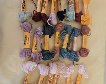 Patons Beehive Tapestry Wool 100% fast colour moth resistant 15 yds 13.7 metres 21 skeins varying colours