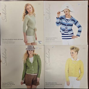 Puede incluir: Cuatro libros de patrones de tejido diferentes con portadas que muestran mujeres con suéteres. Los libros se titulan "The third Sublime merino dk book", "The second Sublime merino dk book", "The fourth Sublime merino wool dk book" y "The sixth extra fine merino double knitting book".