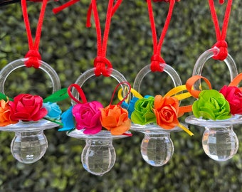 24 recuerdos para baby shower: collar de chupete con temática mexicana