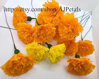 Flores de papel crepé de Cempasúchil, decoración para el altar del Día de Muertos