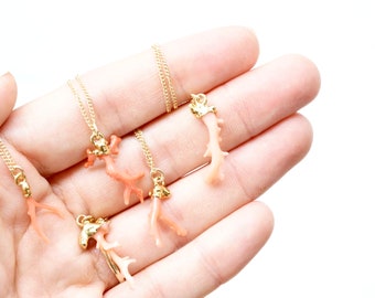 Collar de rama de coral rosa natural bañado en oro de 24 k