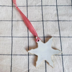 Keramik Christbaumschmuck Geschenk - weißer Ton Schneeflocken weiße Glasur
