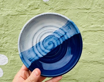 Bol à bijoux en céramique artisanale : poterie tournée, grès gris moucheté, glaçure bleue et blanche, 13,5 cm