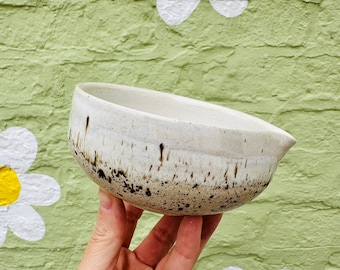 Bol à matcha en céramique artisanale : grès moucheté – neutre – émail brun moucheté – Cérémonie du thé 12,5 cm