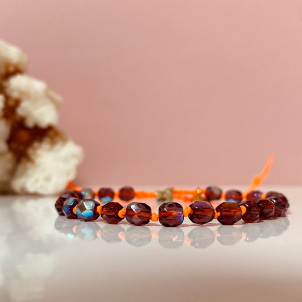 Bracelet coloré BEACHY perles de verre violette avec noeuds orange fluo