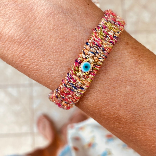 Friendship bracelet tissé avec fils multicolores en viscose