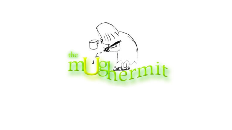 Op de afbeelding: Een groen en geel logo met de tekst "the mug hermit" en een cartoontekening van een persoon die een mok vasthoudt.