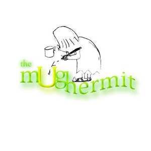 Peut inclure: Illustration fantaisiste d'une figure &eacute;crivant avec une plume et tenant une tasse. Le texte "the Mug Hermit" est en vert avec une lueur jaune. Fond blanc.
